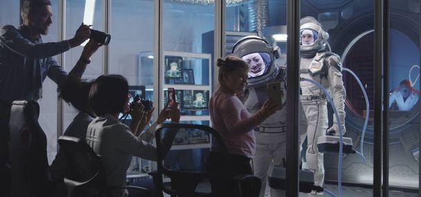 Astronauta dopasowanie dłoni z dziewczyną przed wyjazdem - Zdjęcie, obraz