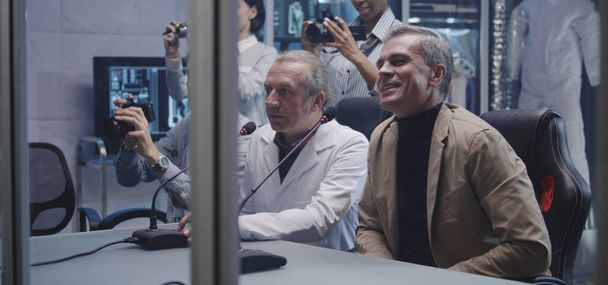 Űrhajósok beszélgetnek újságírókkal indulás előtt - Fotó, kép