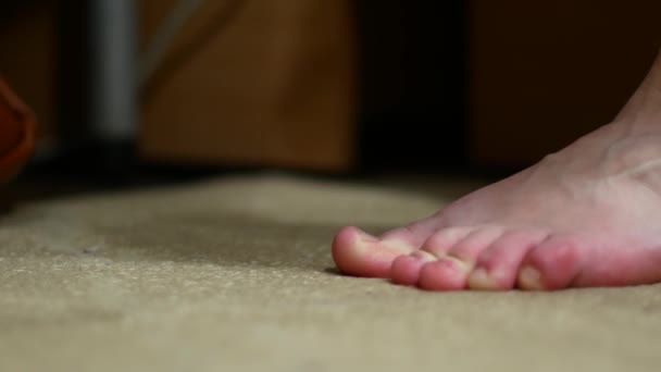 Los pies desnudos están en el suelo, la mañana acaba de levantarse de la cama y se va a poner un calcetín
 - Metraje, vídeo