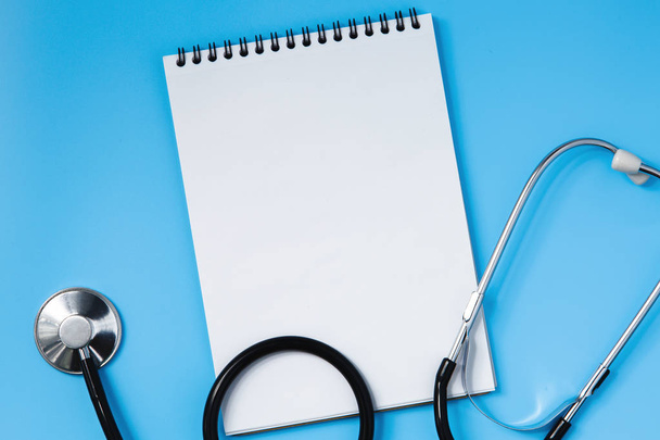 Stethoskop auf blauem Tisch, Konzept der Medizin - Foto, Bild