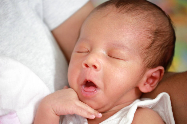 Portret van schattige Aziatische baby, concept te creëren pasgeboren. - Foto, afbeelding