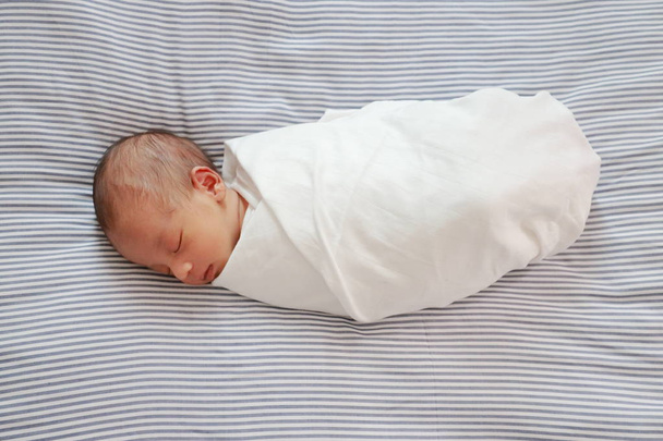 Yakışıklı Asyalı bebek portresi, yeni doğan bebek konsepti. - Fotoğraf, Görsel