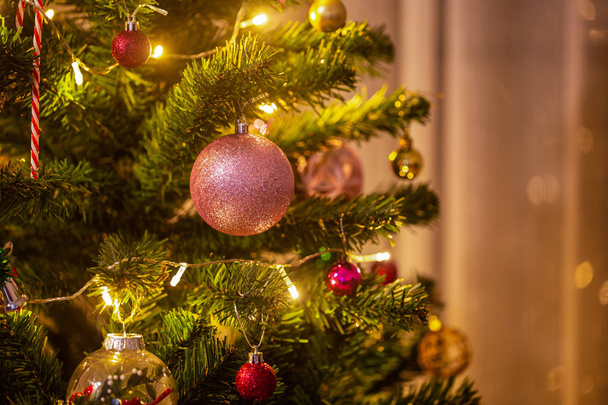 Рождественская открытка фон с праздничным украшением мяч
,  - Фото, изображение