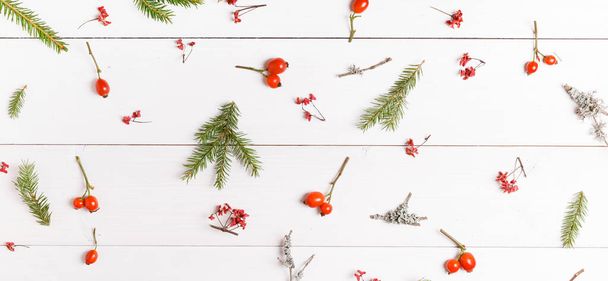 Noel, Yeni Yıl veya Sonbahar arkaplanı, Noel doğal süsleri ve köknar dalları, böğürtlen, gül kalçası ve kış dallarının düz kompozisyonu - Fotoğraf, Görsel