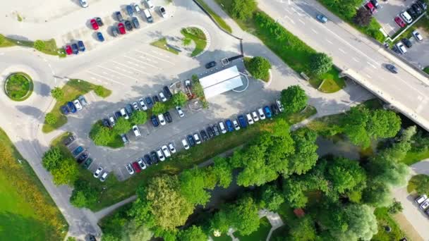 Arabaları ve boş yerleri olan bir araba parkı. Wangen Im Allgau, Almanya 'daki park alanının hava görüntüsü.  - Video, Çekim