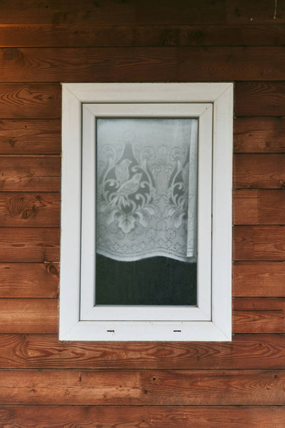 Műanyag ablak egy faházban. Közelkép - Fotó, kép