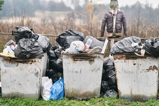 Overlopen vuilnisbakken met vuilniszakken - Foto, afbeelding