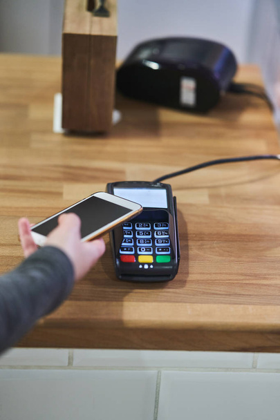 Zamykanie płatności ręcznych kartą kredytową na terminalu płatniczym w kawiarni - Zdjęcie, obraz