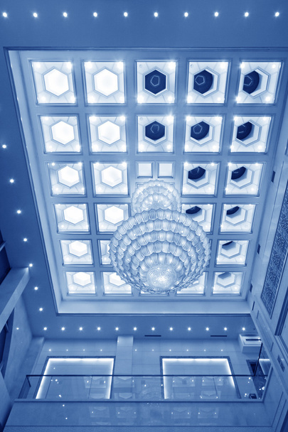 kroonluchter aan het plafond in een hotel - Foto, afbeelding