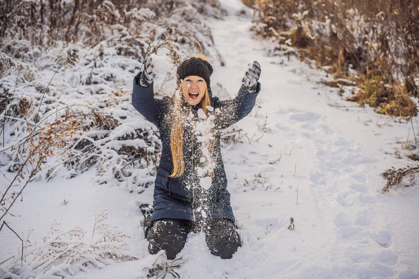 Woman has fun in winter, throws snow - Foto, Bild