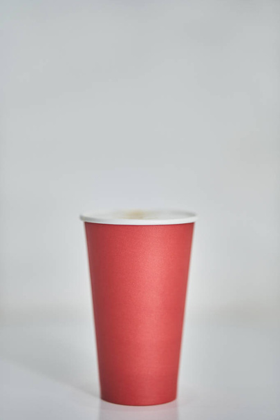 punainen paperi kuppi kahvia kahvilassa
 - Valokuva, kuva