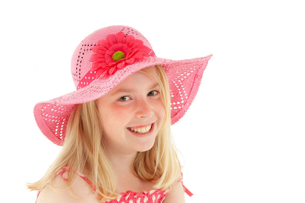 Красивая молодая блондинка с широкой улыбкой и в большой розовой шляпе. Изолированный на белом фоне студии
 - Фото, изображение