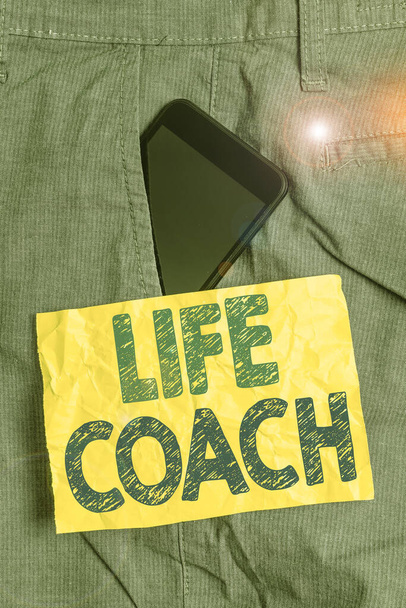 Schreiben Notiz zeigt Life Coach. Business-Foto zeigt jemanden, der hilft, Ihre Ziele zu identifizieren und planen, sie zu erreichen Smartphone-Gerät in der Hosentasche Notizpapier. - Foto, Bild