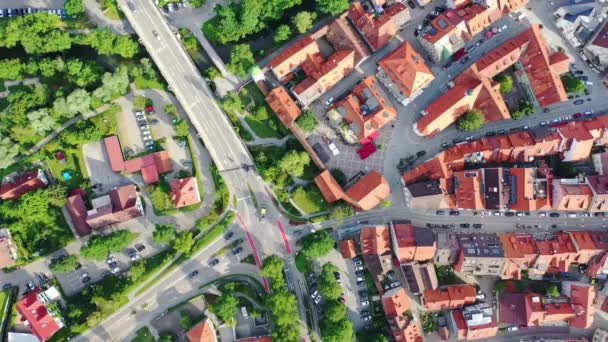 Draufsicht von der Drohne auf die Straße und einen Teil der Altstadt. wangen - Filmmaterial, Video