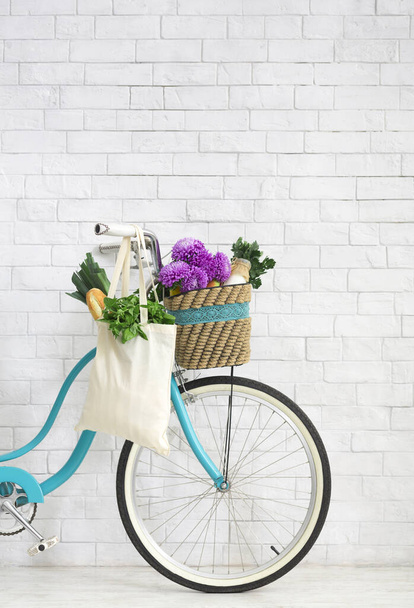 Retro fiets met wilde bloemen en biologische groenten - Foto, afbeelding