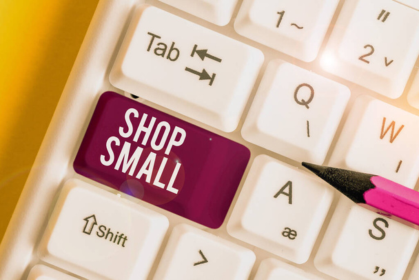 Szóírás szöveg Shop Small. Üzleti koncepció az országos mozgalom, amely ünnepli a kisvállalkozások minden nap Fehér PC billentyűzet üres jegyzet papír felett fehér háttér kulcs másolási hely. - Fotó, kép