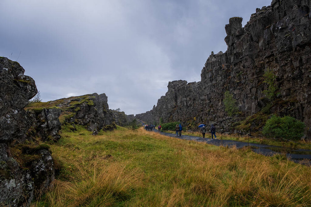Park Narodowy Thingvellir - słynny obszar Islandii w miejscu spotkania atlantyckich płyt tektonicznych. Światowe dziedzictwo UNESCO. wrzesień 2019 - Zdjęcie, obraz