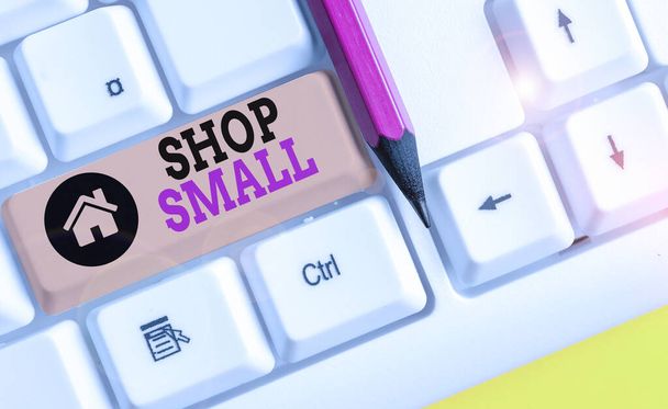 Kézírás szövegírás Shop Small. Koncepció jelentése országos mozgalom ünnepli a kisvállalkozások minden nap Fehér PC billentyűzet üres jegyzet papír felett fehér háttér kulcs másolási hely. - Fotó, kép