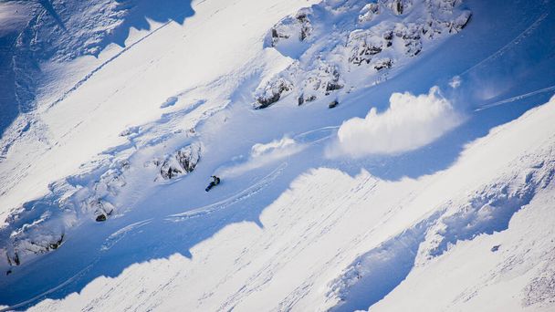 Freeride Snowboarder reitet Hang im Powder - Foto, Bild