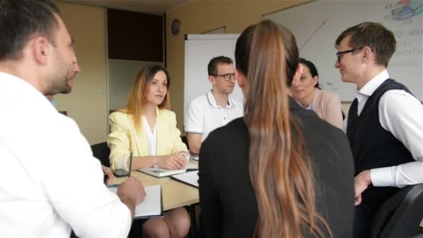 Ein Team von Büromitarbeitern diskutiert im Sitzungssaal über ein kreatives Projekt. eine Gruppe junger Mitarbeiter, die gemeinsam an einer wichtigen Aufgabe in einem modernen kaukasischen Start-up-Büro arbeiten und planen - Filmmaterial, Video