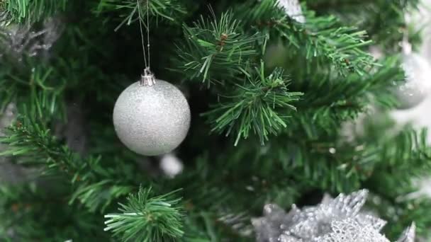 Navidad y Año Nuevo fondo de vacaciones con bolas de Navidad - bolas de Navidad de plata y árbol de Navidad
 - Metraje, vídeo