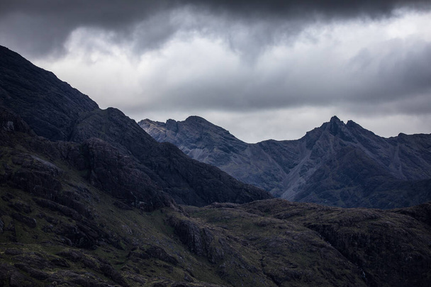 Prachtig landschap van Schotland natuur en uitzicht op Misty eiland. - Foto, afbeelding