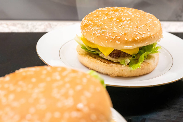 Domowe hamburgery na talerzu - Zdjęcie, obraz