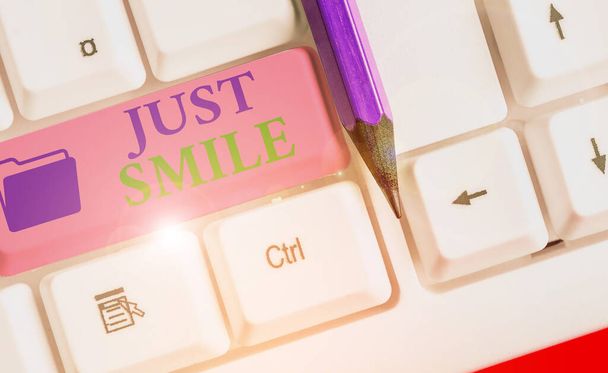 Parola che scrive testo Just Smile. Business concept per assumere un'espressione facciale che indichi piacere o divertimento
. - Foto, immagini