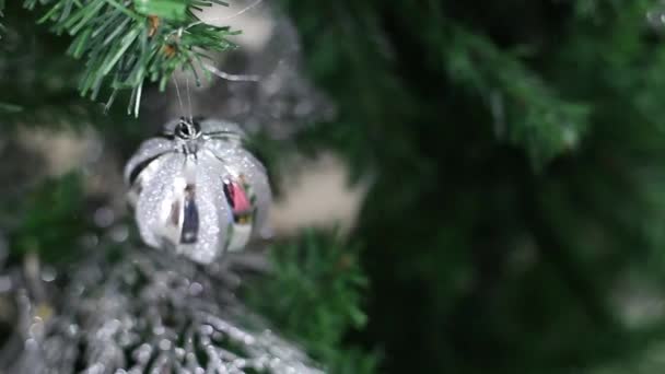 Kerstmis en Nieuwjaar vakantie achtergrond met kerstballen - zilveren kerstballen en kerstboom - Video