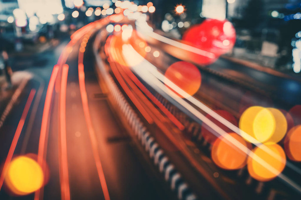Blur οδική κυκλοφορία με πολύχρωμα bokeh φως αφηρημένα φόντο. - Φωτογραφία, εικόνα