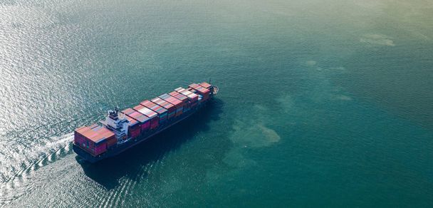 Luftaufnahme eines großen Containerschiffs in Export und Impo - Foto, Bild