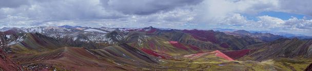 Valle Rossa vicino alla montagna arcobaleno a Palccoyo, Cusco, Perù
 - Foto, immagini