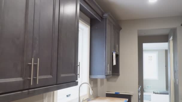 Home Improvement Küche Remodel Ansicht in einer neuen Küche installiert - Filmmaterial, Video