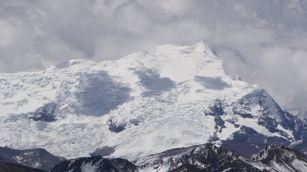 Alpamayo zasněžené hory se nachází v Cusco, Peru - Fotografie, Obrázek