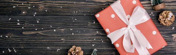 Weihnachten Urlaub Komposition mit roter Geschenkbox Dekoration auf wo - Foto, Bild