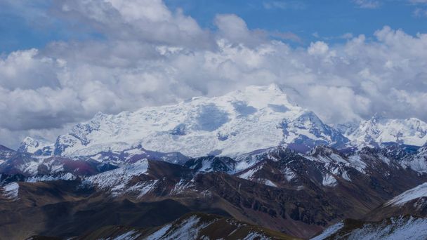 Montagne enneigée Alpamayo située à Cusco, Pérou
 - Photo, image