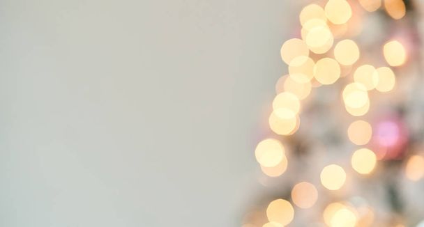 Weihnachtsbaumbeleuchtung und Dekoration Bokeh verschwommen Hintergrund - Foto, Bild