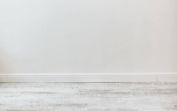 白いセメントの壁の質感と白い木製の床のパターンを持つ空の部屋.  - 写真・画像