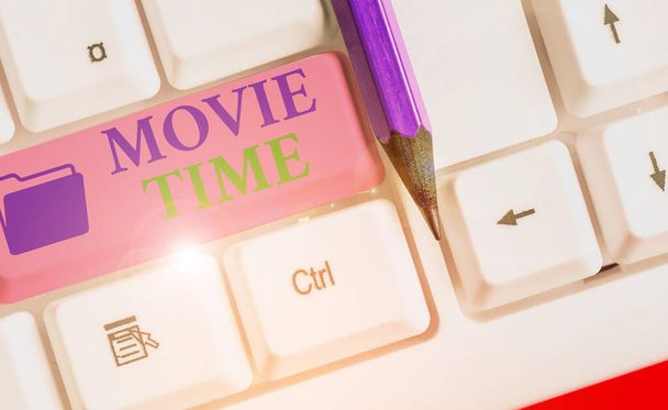 Wortschreiben Textfilm Zeit. Geschäftskonzept für den geplanten oder tatsächlichen Zeitpunkt, zu dem eine Show oder ein Film beginnt. - Foto, Bild