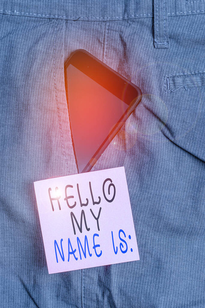 Tekst pisma Hello My Name Is. Koncepcja oznacza Przedstawianie się innym Chcesz pokazać, aby nazywać się Smartphone urządzenie wewnątrz formalnej kieszeni spodnie robocze przedniej kieszeni w pobliżu papieru notatkowego. - Zdjęcie, obraz