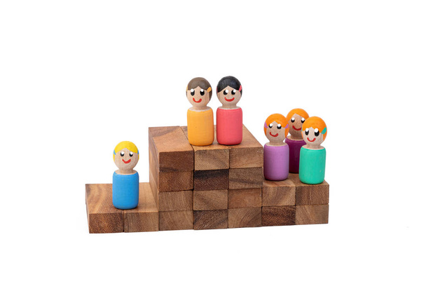 дерев'яні іграшки жінки стоять на п'єдесталі, щоб отримати заслужені нагороди. Зображення жіночої конкуренції. Концепція жіночої боротьби за існування
 - Фото, зображення