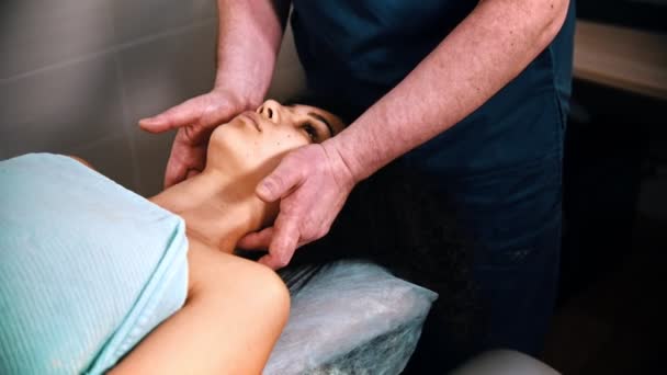 Trattamento chiropratico - il medico specialista che offre a una paziente un delicato massaggio al collo nell'armadio
 - Filmati, video