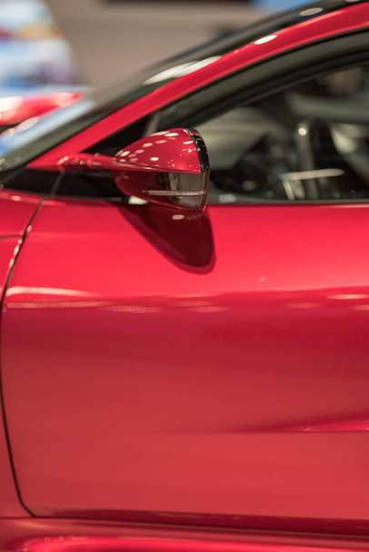 Sección de primer plano de un nuevo coche moderno de color rojo
 - Foto, Imagen