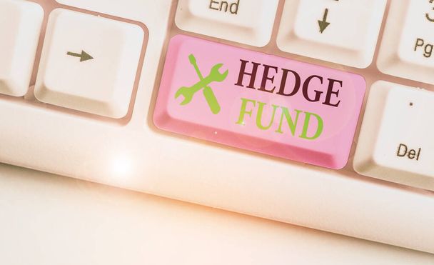 Notatka z funduszem hedgingowym. Biznesowe zdjęcie prezentujące wymyślną nazwę alternatywnego partnerstwa inwestycyjnego. - Zdjęcie, obraz