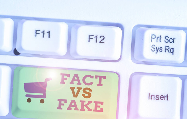 Tekstbord met Fact V 's Fake. Conceptuele foto Rivaliteit of producten of informatie origineel gemaakt of imitatie. - Foto, afbeelding