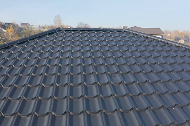 Гофрований металевий дах і металева покрівля. Сучасний дах зроблені з
 - Фото, зображення