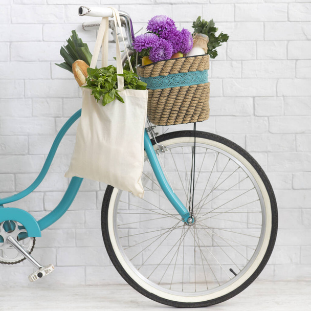 Close up di bicicletta retrò con fiori viola e prodotti freschi
 - Foto, immagini