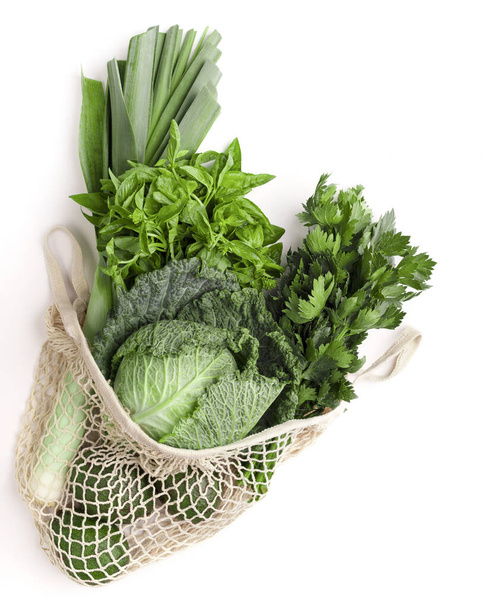 Verduras verdes para una nutrición saludable en la bolsa de compras neta
 - Foto, imagen
