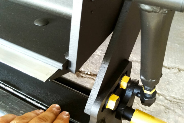 Machine pour plier les tôles d'acier. flexion de la plaque
 - Photo, image