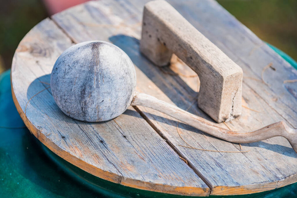 Глиняний горщик і водяна драбина виготовлені з кокосової шкаралупи Вінтажний азійський - Фото, зображення